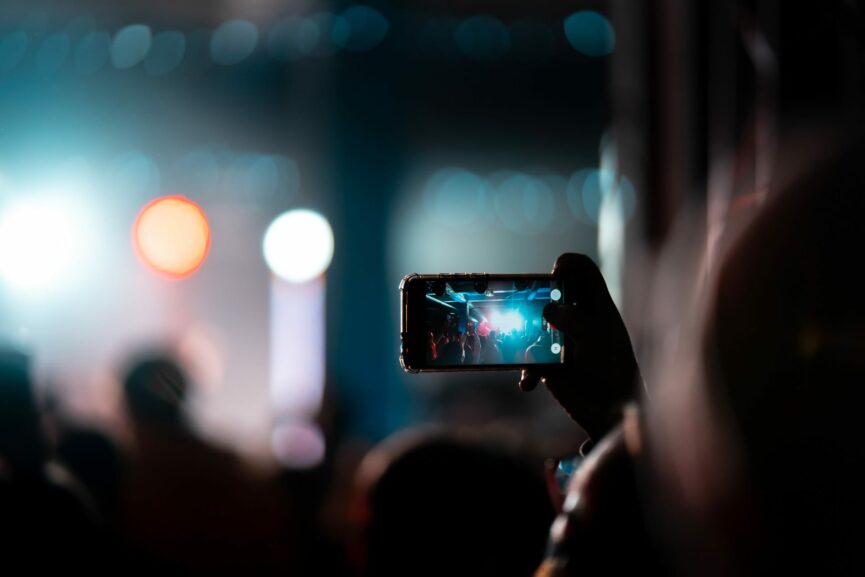 ragazza ad un concerto