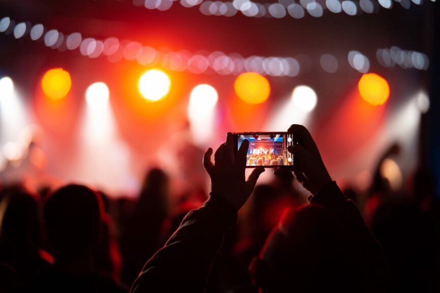 persona che scatta foto ad un festival musicale