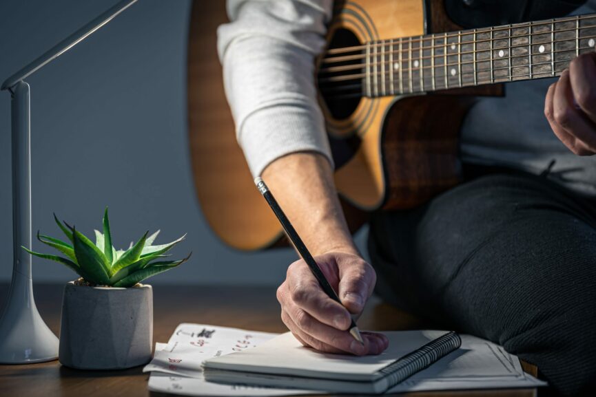 uomo che impara a suonare la chitarra