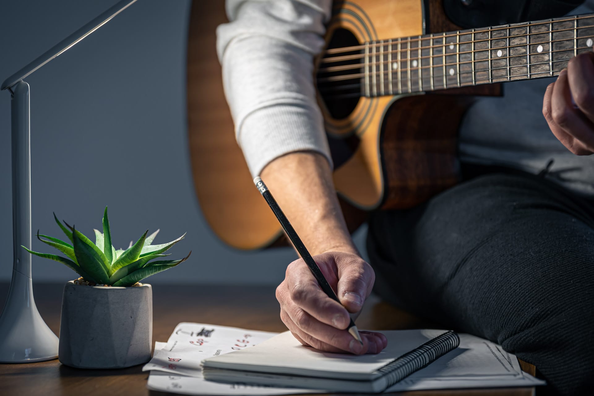 uomo che impara a suonare la chitarra