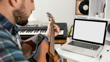 giovane ragazzo che accorda la chitarra