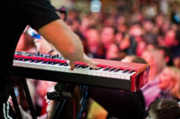 musicista che suona tastiera ad un concerto