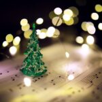 albero di natale su spartito musicale