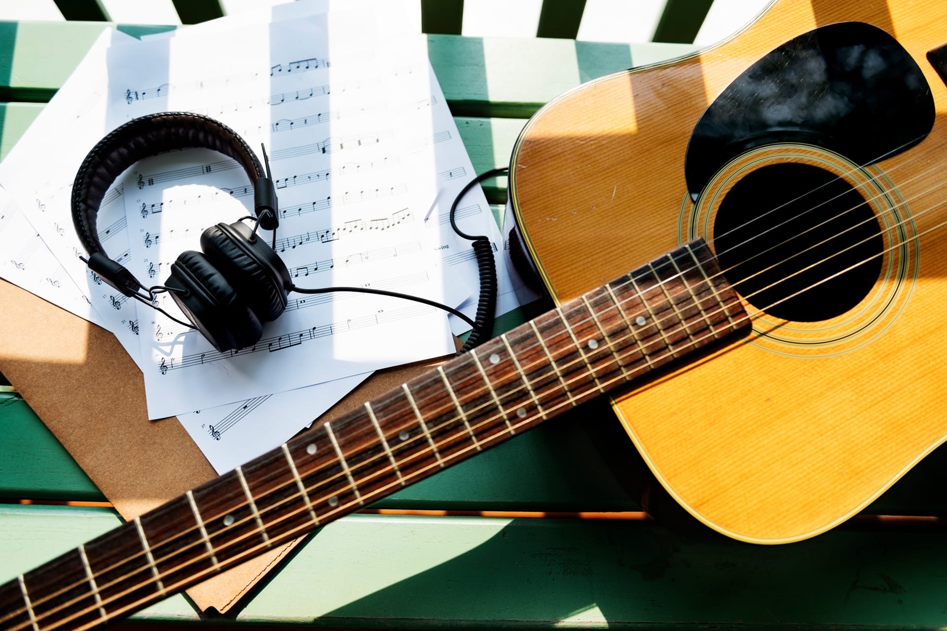 chitarra con cuffie e spartito