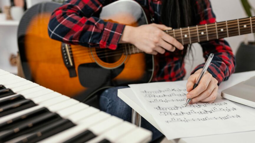 giovane musicista che si esercita con la chitarra