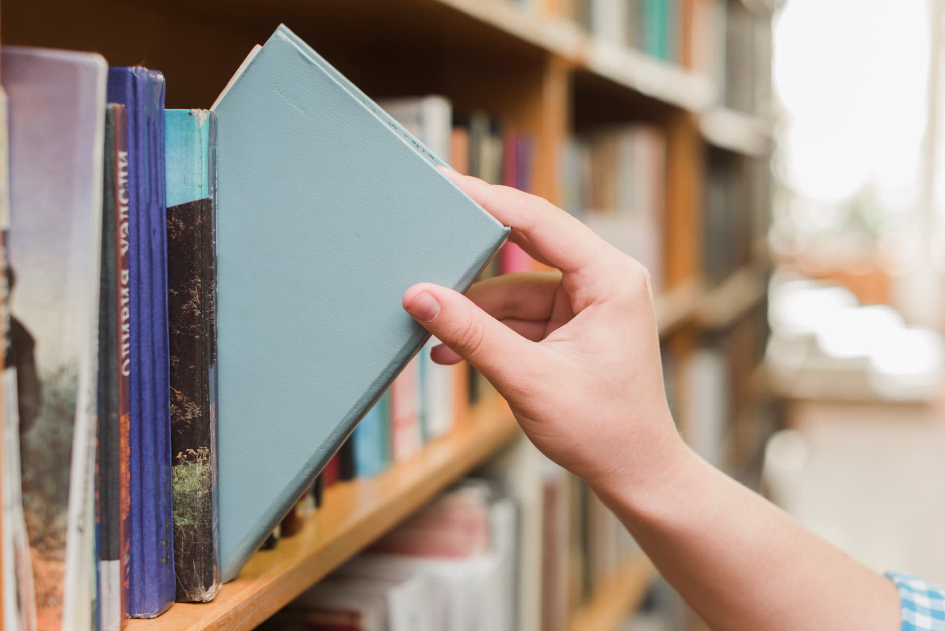 ragazzi che prende libro dallo scaffale