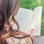 ragazza che legge libro al parco