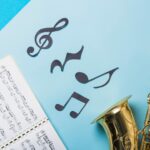 particolare sassofono con partitura