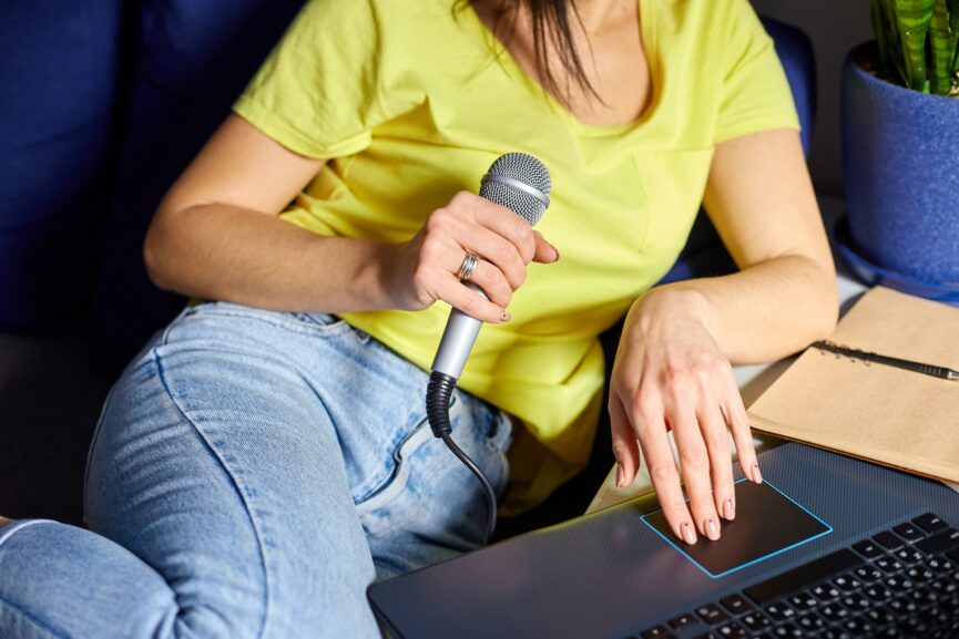 ragazza con microfono al pc