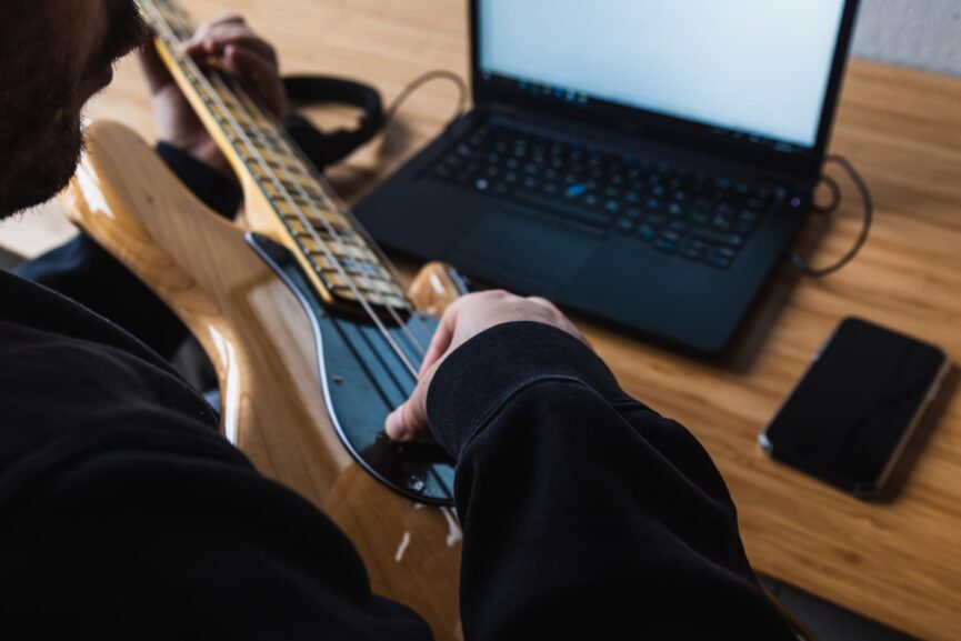 uomo che accorda la chitarra