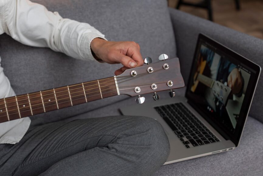 ragazzo che accorda chitarra