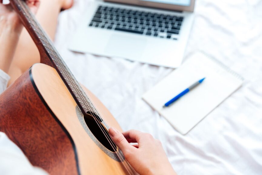 giovane donna che accorda la chitarra