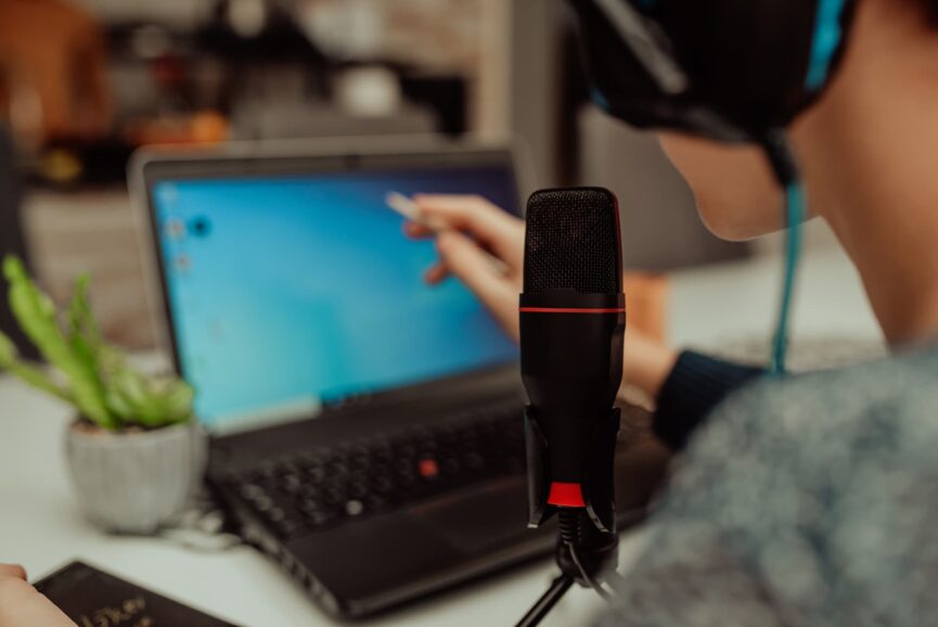 ragazza che canta al microfono davanti al pc