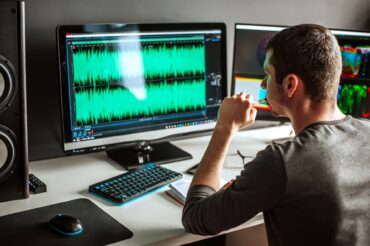 giovane che elabora tracce musicali