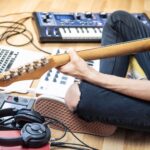 ragazzo che suona la chitarra