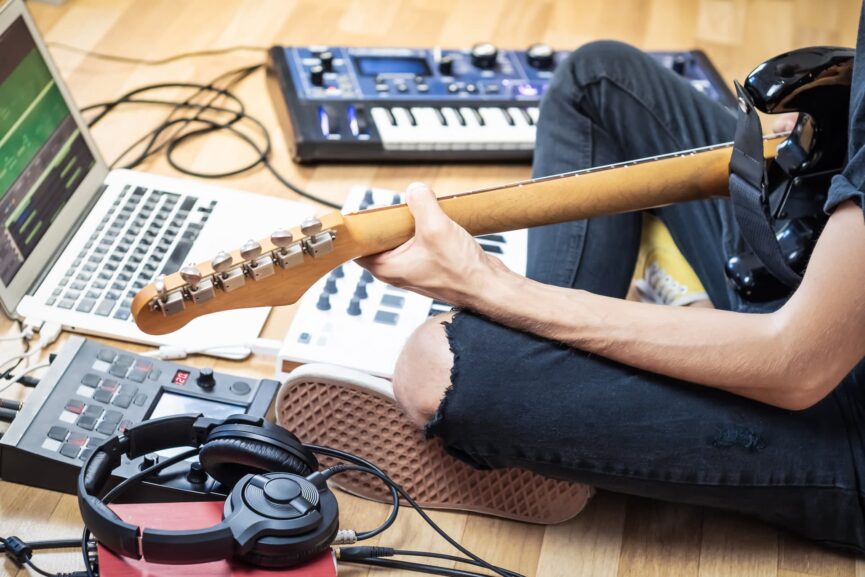 ragazzo che suona la chitarra