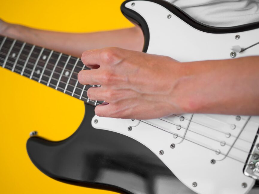 ragazzo che suona la chitarra