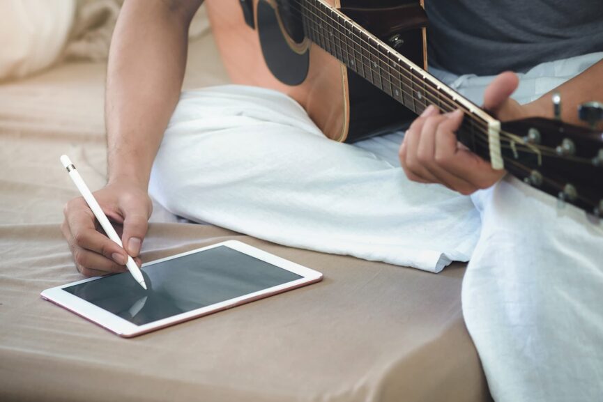 giovane che impara a suonare la chitarra