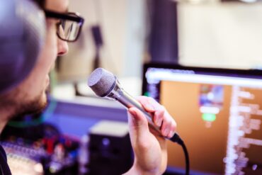 ragazzo che canta al karaoke